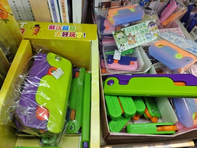 蘿卜刀熱銷校園周邊引爭(zhēng)議 兒童玩具還是暴力隱患？